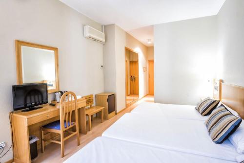 Habitación Triple del hotel Alda Castelao. Foto 1
