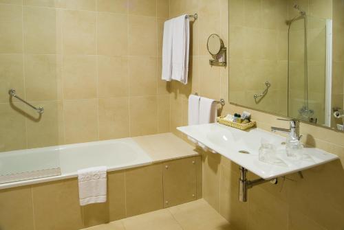 Habitación Doble con Cama supletoria del hotel Pazo o Rial. Foto 6
