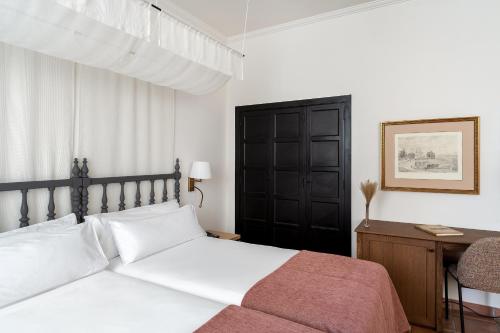 Habitación doble Sofá Cama incluido 2 Camas individuales del hotel Parador De Ciudad Rodrigo. Foto 3