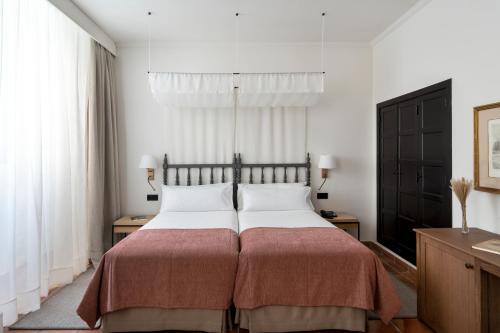 Habitación doble Sofá Cama incluido 2 Camas individuales Normal del hotel Parador De Ciudad Rodrigo. Foto 5