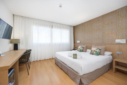 Habitación con cama grande del hotel Daniya Alicante