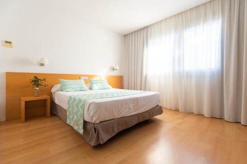 Habitación con cama grande del hotel Daniya Alicante. Foto 1
