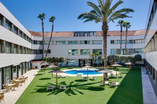 Habitación Cuádruple - vistas al jardín del hotel Daniya Alicante. Foto 1