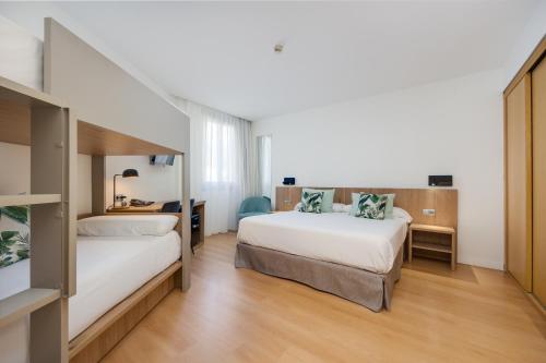 Habitación Cuádruple - vistas al jardín del hotel Daniya Alicante. Foto 5