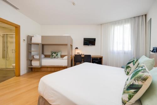 Habitación Cuádruple - vistas al jardín del hotel Daniya Alicante. Foto 6