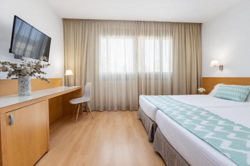 Habitación Familiar con vistas al jardín del hotel Daniya Alicante. Foto 3