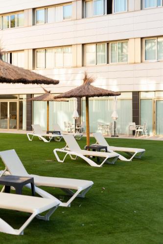 Habitación Familiar con vistas al jardín del hotel Daniya Alicante. Foto 5
