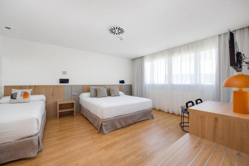 Habitación Familiar con vistas al jardín del hotel Daniya Alicante. Foto 6