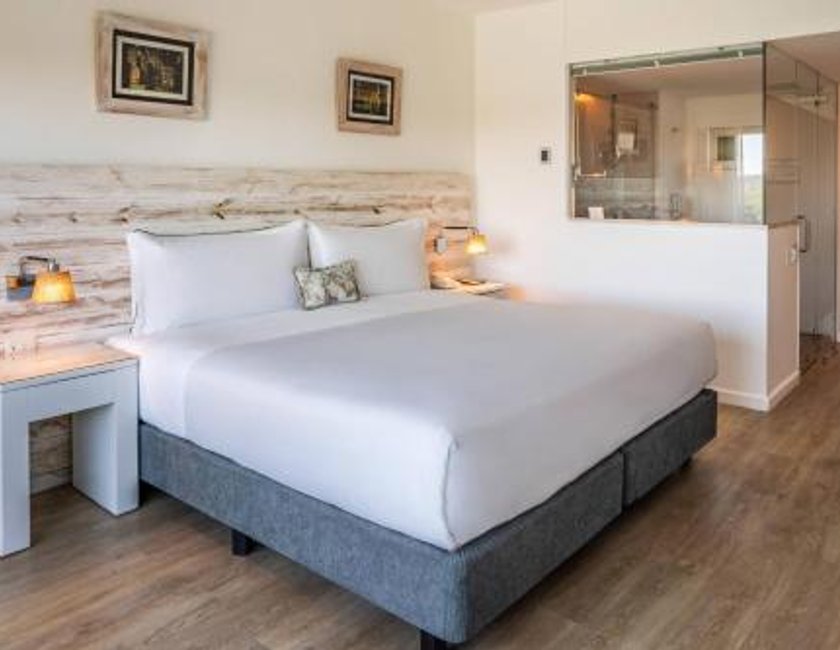 Habitación Deluxe con vistas a la cascada - Cama extragrande del hotel Gran Melia Iguazú. Foto 4