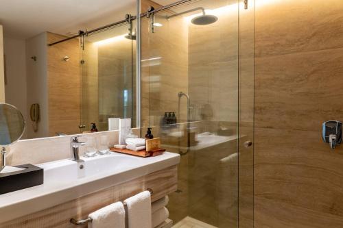 Habitación Deluxe con 2 camas individuales y vistas a la selva del hotel Gran Melia Iguazú. Foto 1
