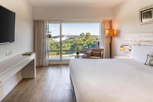 Habitación Deluxe con vistas a la cascada - Cama extragrande del hotel Gran Melia Iguazú