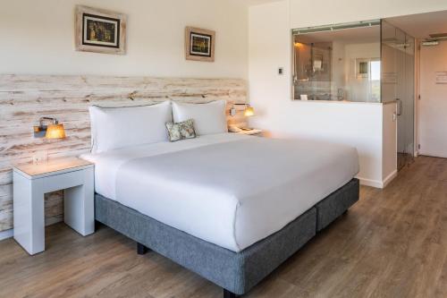 Habitación Deluxe con vistas a la cascada - Cama extragrande del hotel Gran Melia Iguazú. Foto 4