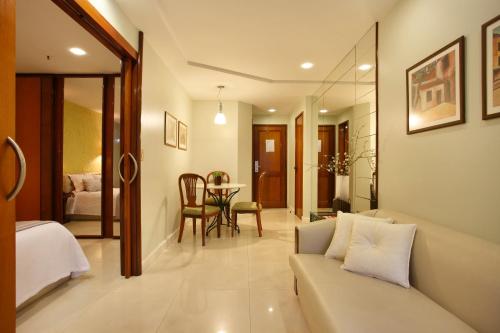 Suite con bañera de hidromasaje y cama grande del hotel Majestic Rio Palace