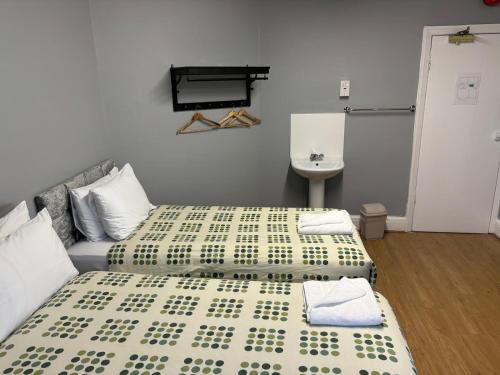 Habitación Triple con baño compartido del hotel Elstree Inn. Foto 8