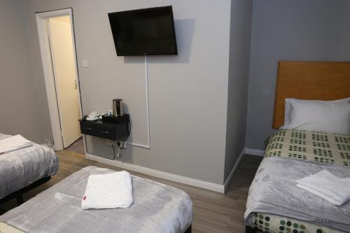 Habitación Cuádruple Estándar del hotel Elstree Inn. Foto 1