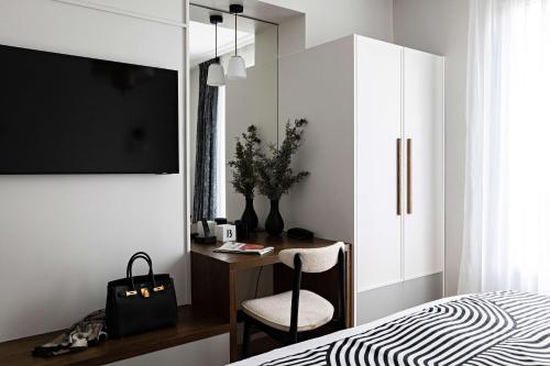 Habitación Executive con cama extragrande y bañera del hotel Best Western Premier The Blake Paris Gare Saint Lazare. Foto 1