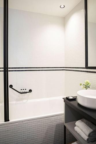 Habitación Executive con cama extragrande y bañera del hotel Best Western Premier The Blake Paris Gare Saint Lazare. Foto 2