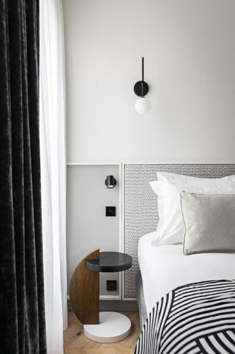 Habitación Executive con cama extragrande y bañera del hotel Best Western Premier The Blake Paris Gare Saint Lazare. Foto 3