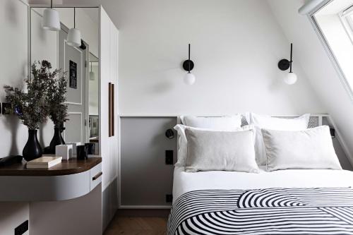 Classic Single Room with Shower Only - Upper Floor/Non - Smoking del hotel Best Western Premier The Blake Paris Gare Saint Lazare. Foto 1