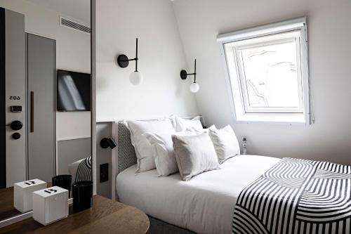 Classic Single Room with Shower Only - Upper Floor/Non - Smoking del hotel Best Western Premier The Blake Paris Gare Saint Lazare. Foto 2