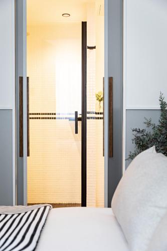 Classic Single Room with Shower Only - Upper Floor/Non - Smoking del hotel Best Western Premier The Blake Paris Gare Saint Lazare. Foto 3