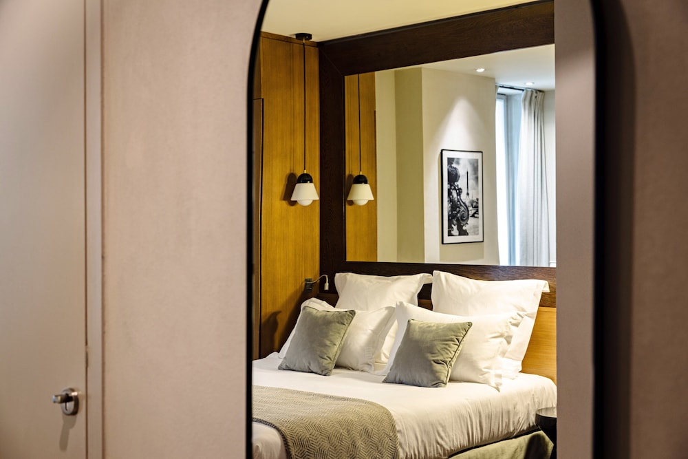 Habitación estándar, 1 cama doble, accesible para personas con discapacidad del hotel Holiday Inn Paris Palais De L'elyse, An Ihg Hotel. Foto 3