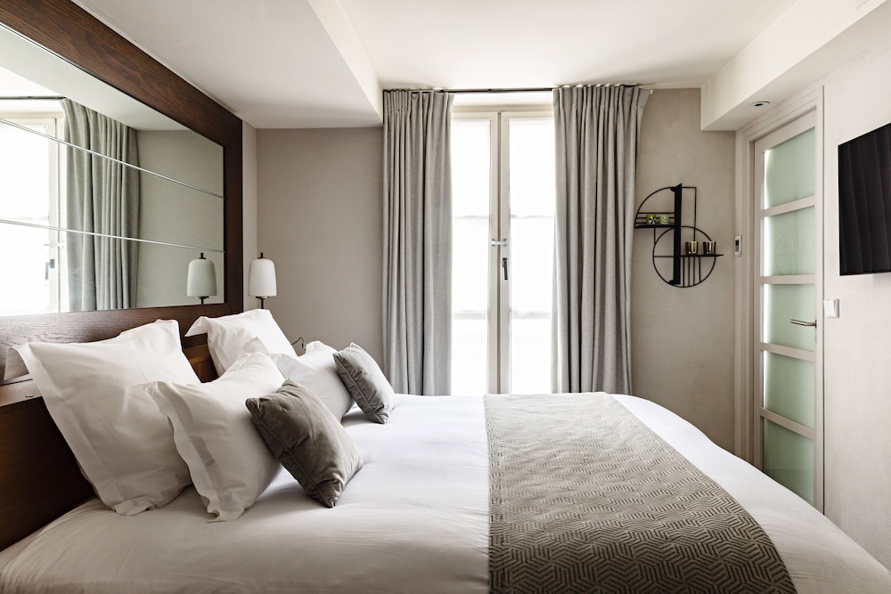 Habitación Premium, 1 cama de matrimonio grande del hotel Holiday Inn Paris Palais De L'elyse, An Ihg Hotel. Foto 1
