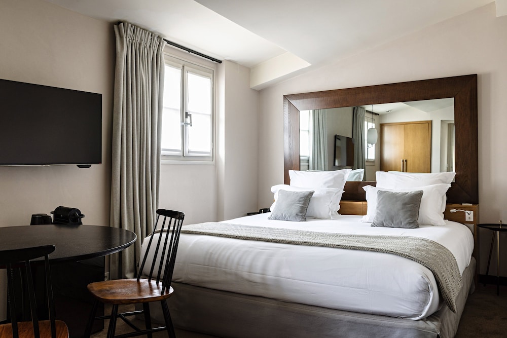 Habitación Premium, 1 cama de matrimonio grande con sofá cama del hotel Holiday Inn Paris Palais De L'elyse, An Ihg Hotel