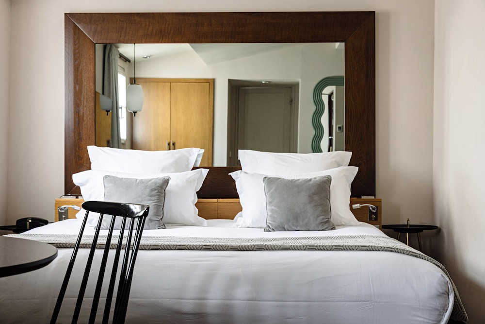 Habitación Premium, 1 cama de matrimonio grande con sofá cama del hotel Holiday Inn Paris Palais De L'elyse, An Ihg Hotel. Foto 1