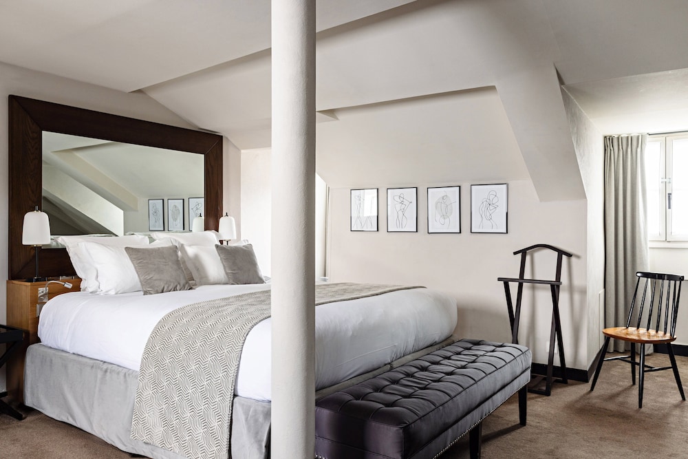 Habitación Premium, 1 cama de matrimonio grande con sofá cama (Spacious King) del hotel Holiday Inn Paris Palais De L'elyse, An Ihg Hotel