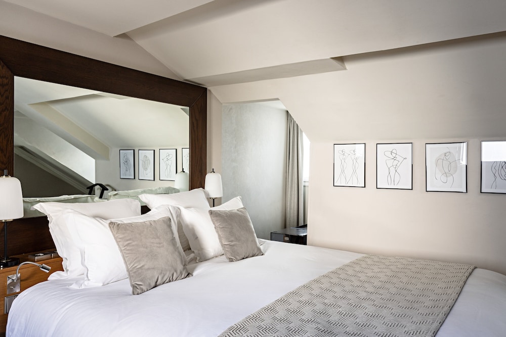 Habitación Premium, 1 cama de matrimonio grande con sofá cama (Spacious King) del hotel Holiday Inn Paris Palais De L'elyse, An Ihg Hotel. Foto 4