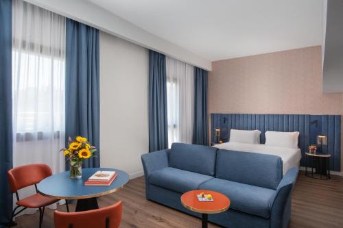 Suite Junior con terraza y cama supletoria del hotel Nh Catania Centro. Foto 9
