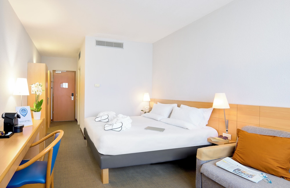Habitación Executive con 1 cama queen size y sofá francés del hotel Novotel Torino Corso Giulio Cesare. Foto 1