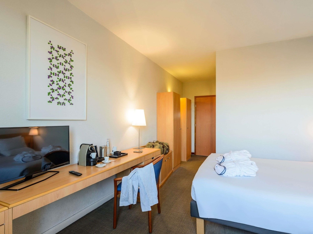 Habitación Executive con 1 cama queen size y sofá francés del hotel Novotel Torino Corso Giulio Cesare. Foto 2