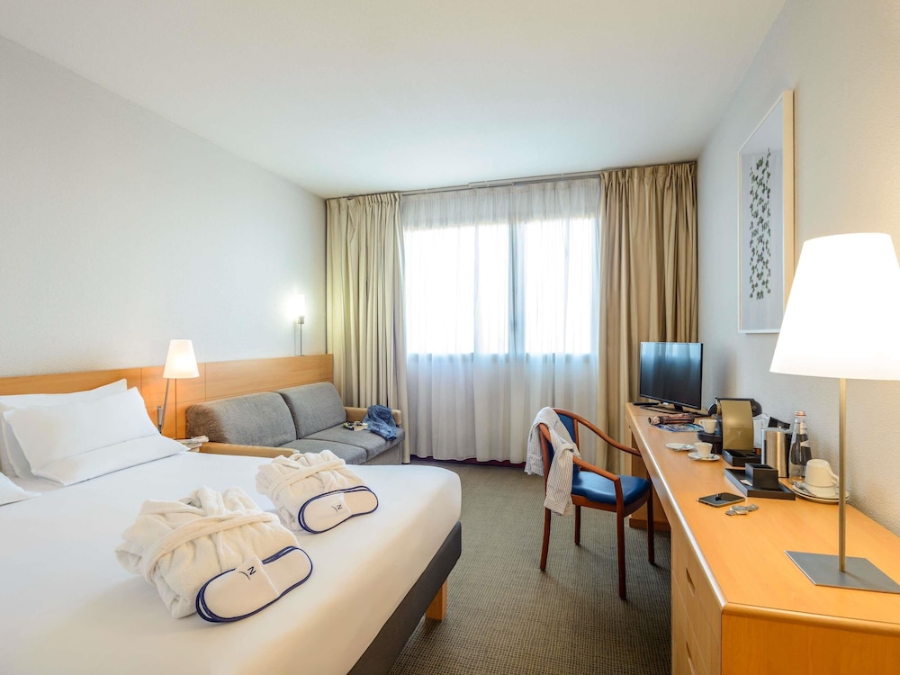 Habitación Executive con 1 cama queen size y sofá francés del hotel Novotel Torino Corso Giulio Cesare. Foto 4