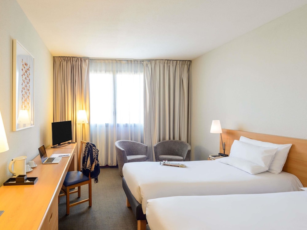 Habitación Standard con 2 camas individuales del hotel Novotel Torino Corso Giulio Cesare. Foto 1
