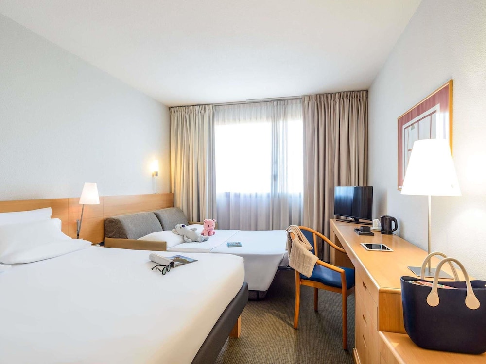 Habitación Standard con 1 cama queen size y sofá cama del hotel Novotel Torino Corso Giulio Cesare. Foto 3