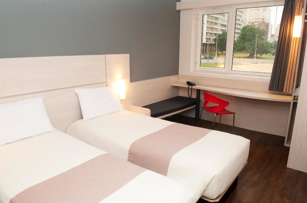Habitación estándar, 2 camas individuales del hotel Ibis Montevideo Rambla. Foto 2