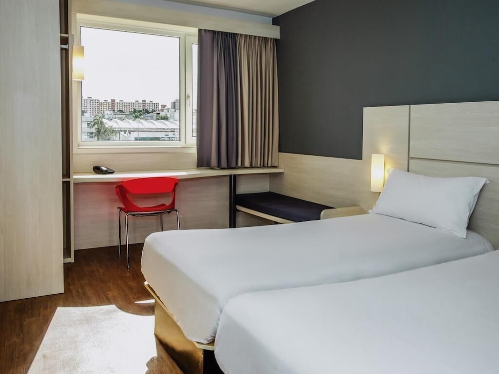 Habitación estándar, 2 camas individuales del hotel Ibis Montevideo Rambla. Foto 9