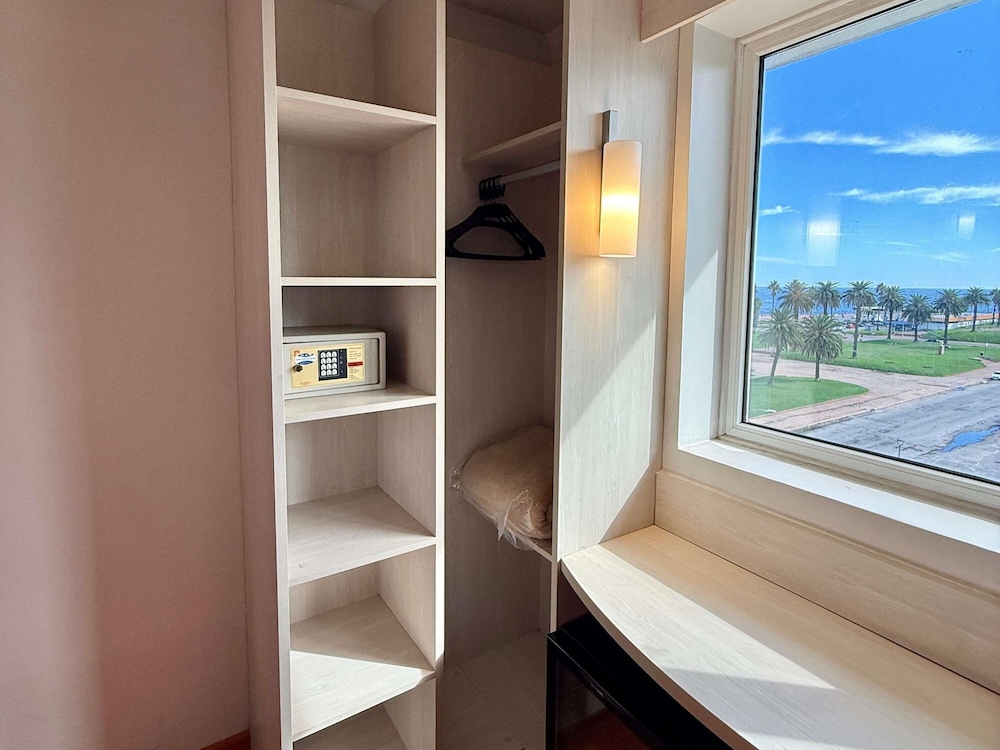 Habitación estándar, 3 camas individuales del hotel Ibis Montevideo Rambla. Foto 3
