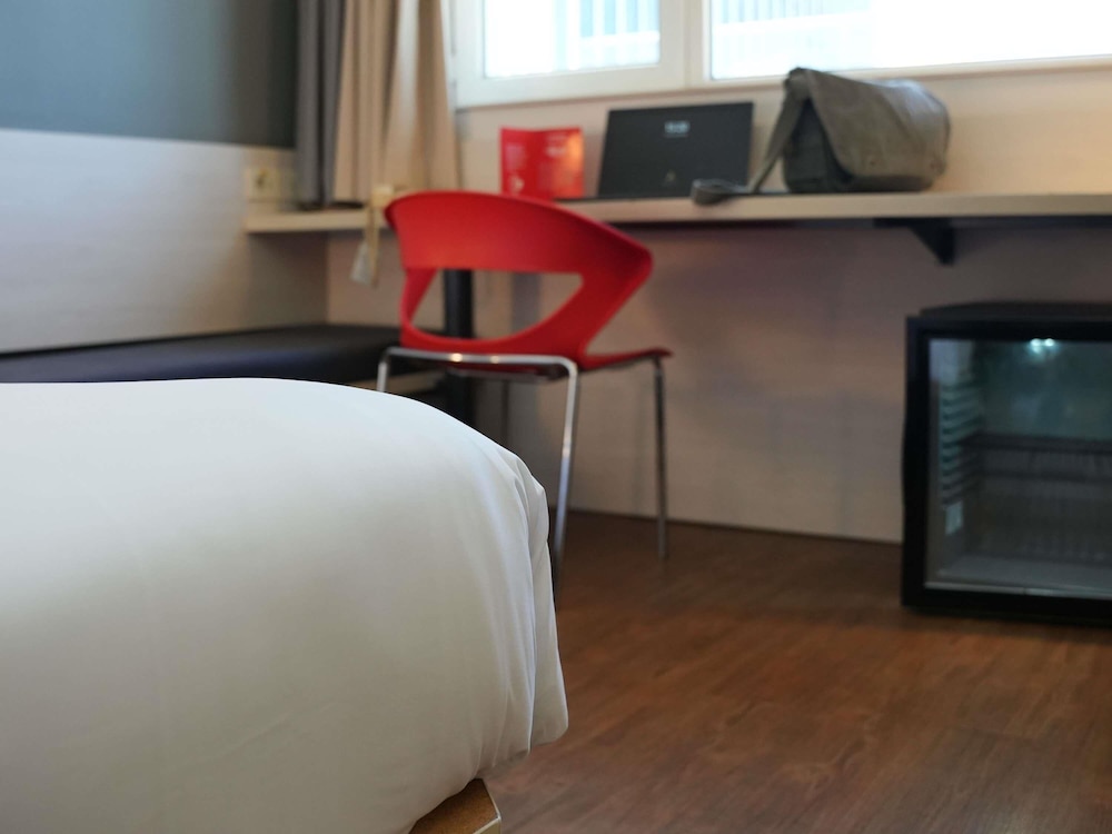 Habitación estándar (1 Double Bed and 1 Bed for children) del hotel Ibis Montevideo Rambla. Foto 2