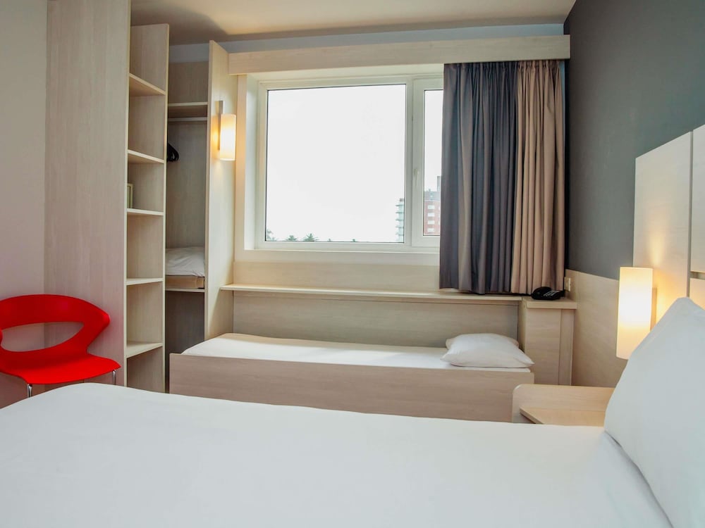Habitación estándar (1 Double Bed and 1 Bed for children) del hotel Ibis Montevideo Rambla. Foto 4