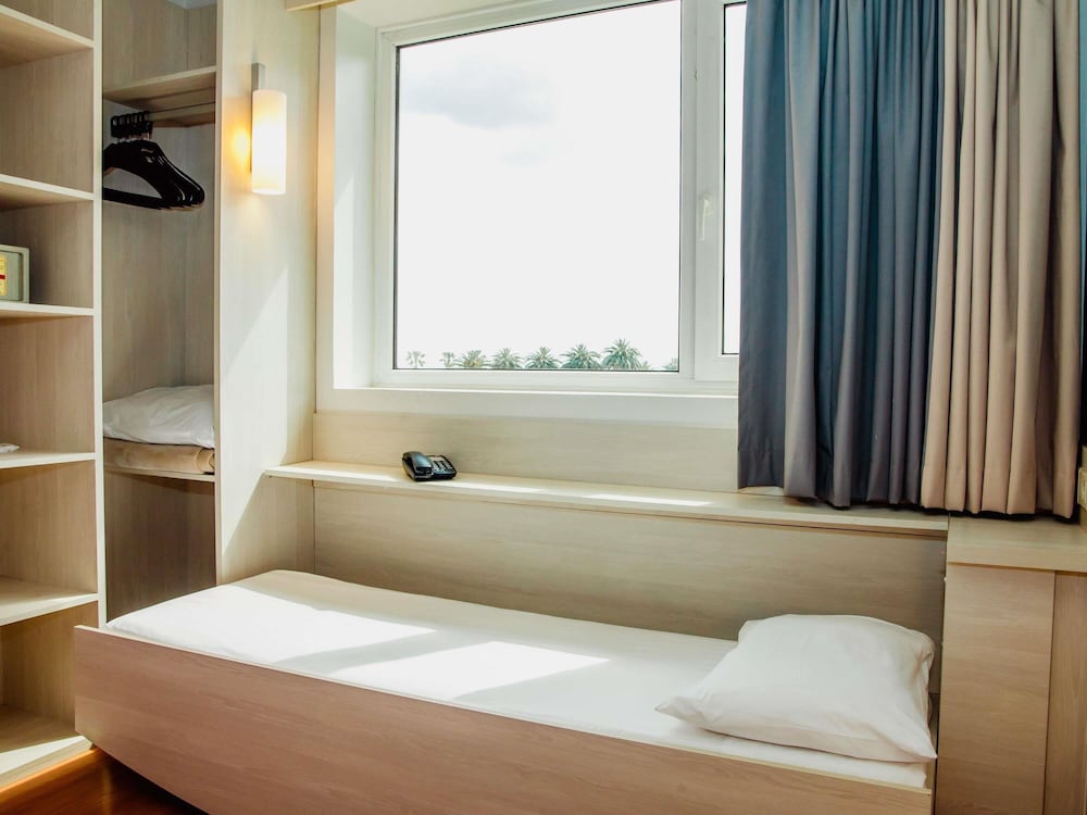 Habitación estándar (1 Double Bed and 1 Bed for children) del hotel Ibis Montevideo Rambla. Foto 5