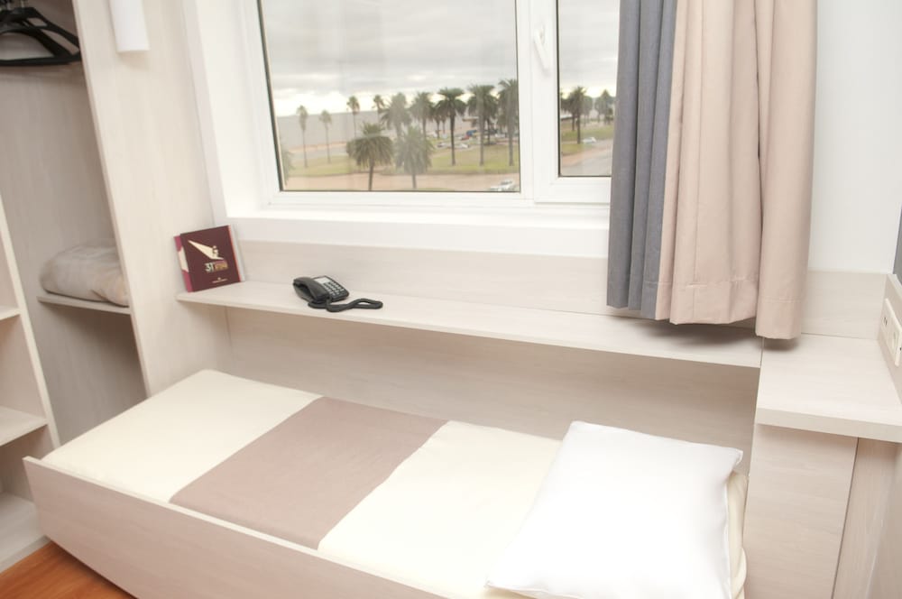 Habitación estándar (1 Double Bed and 1 Bed for children) del hotel Ibis Montevideo Rambla. Foto 7