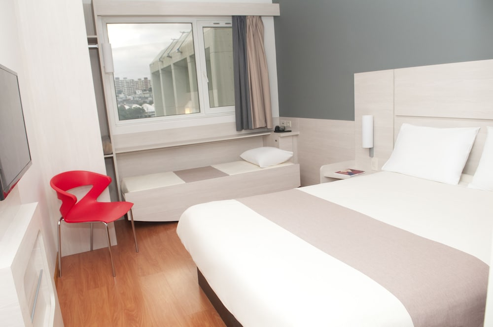 Habitación estándar (1 Double Bed and 1 Bed for children) del hotel Ibis Montevideo Rambla. Foto 8