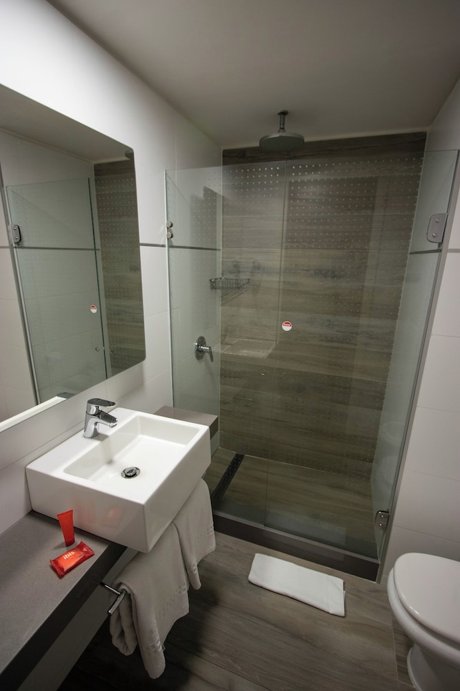 Habitación estándar (1 Double Bed and 1 Bed for children) del hotel Ibis Montevideo Rambla. Foto 9
