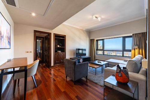 Suite Premium - Cama extragrande del hotel Radisson Montevideo Victoria Plaza. Foto 3