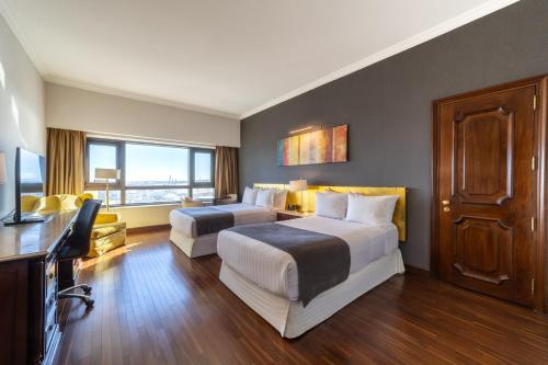 Habitación Doble Premium con 2 camas individuales del hotel Radisson Montevideo Victoria Plaza. Foto 1