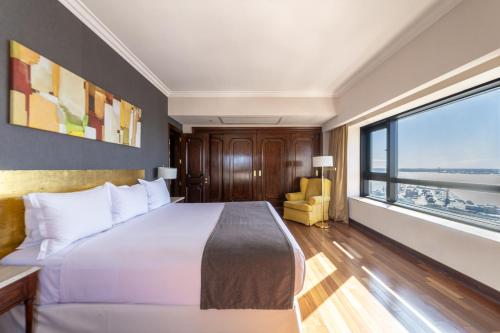 Suite Executive Ambassador con cama extragrande del hotel Radisson Montevideo Victoria Plaza