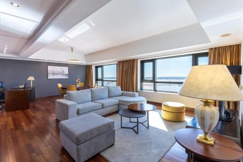 Suite Executive Ambassador con cama extragrande del hotel Radisson Montevideo Victoria Plaza. Foto 1